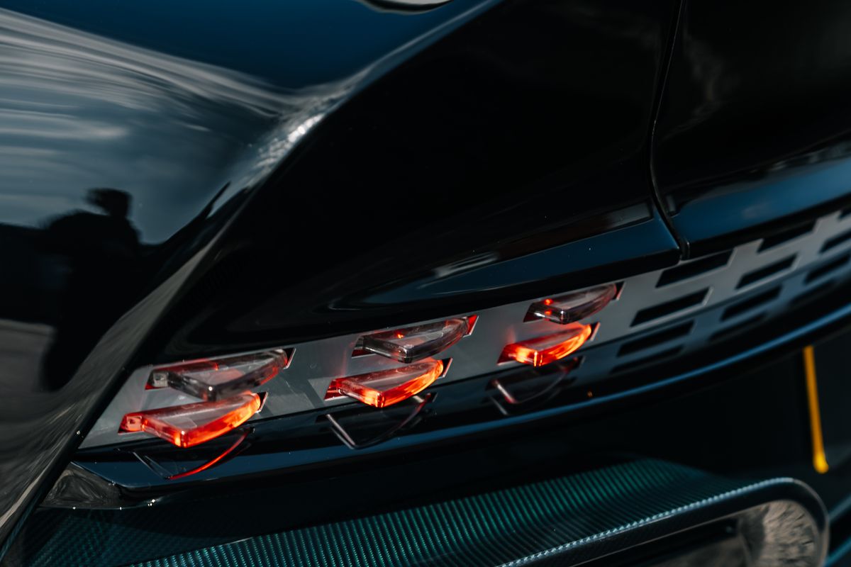 ASTON MARTIN THE FINAL VALOUR 110/110 - VAT Q