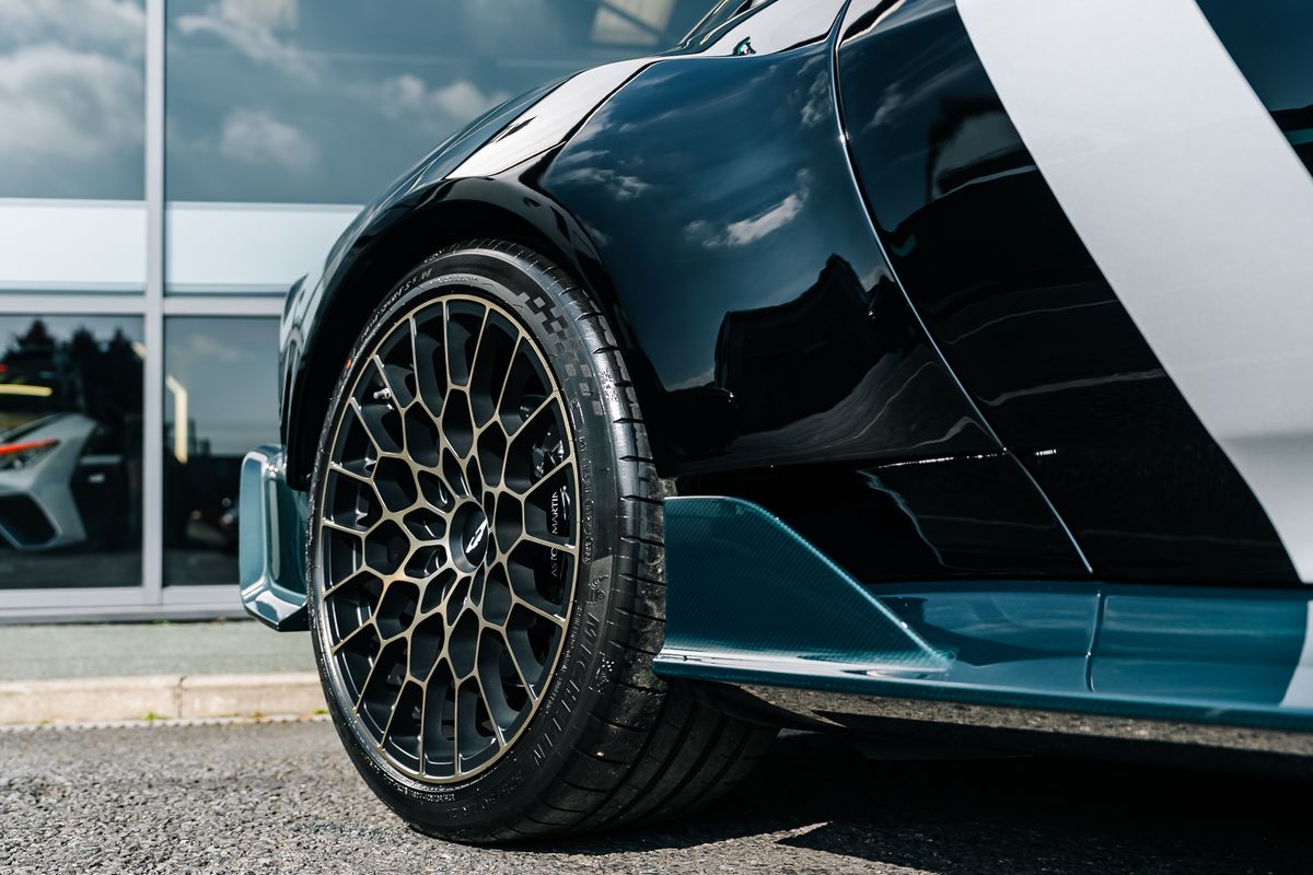 ASTON MARTIN THE FINAL VALOUR 110/110 - VAT Q