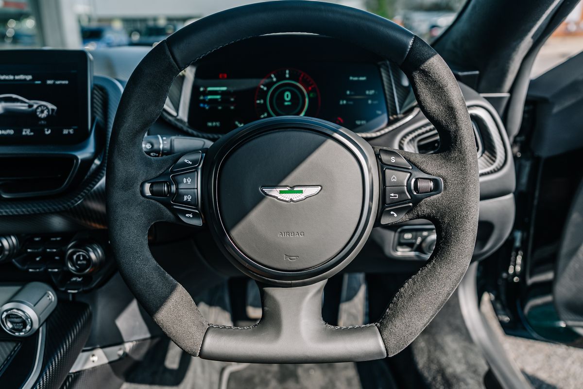 ASTON MARTIN THE FINAL VALOUR 110/110 - VAT Q