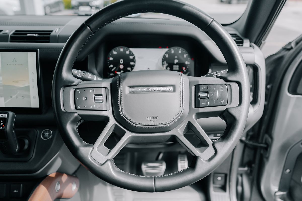 Land Rover Defender 130 X P400