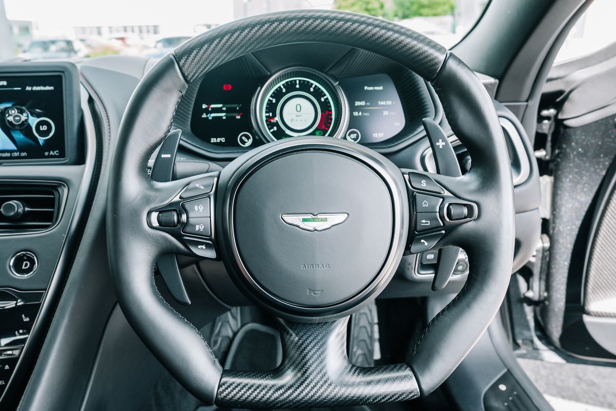 ASTON MARTIN DB11 V12