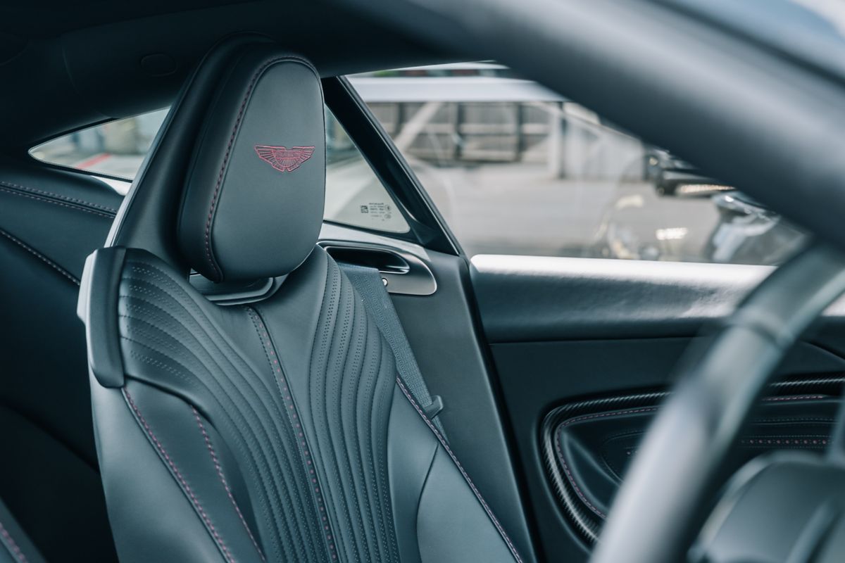 ASTON MARTIN DB11 V12