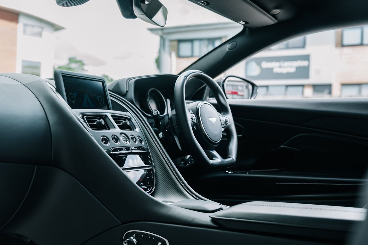 ASTON MARTIN DB11 V12