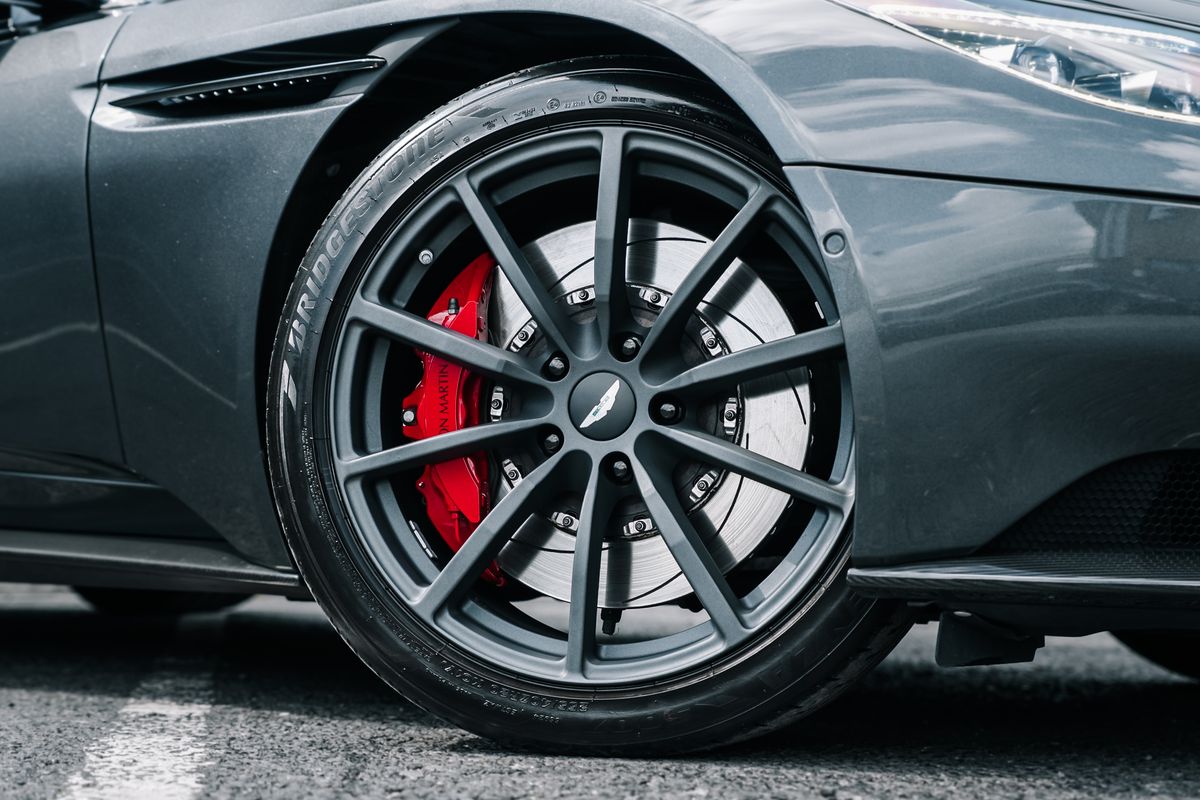 ASTON MARTIN DB11 V12