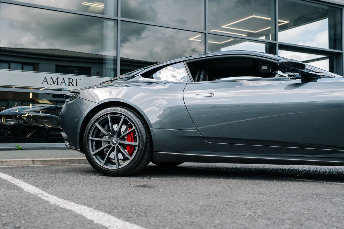 ASTON MARTIN DB11 V12