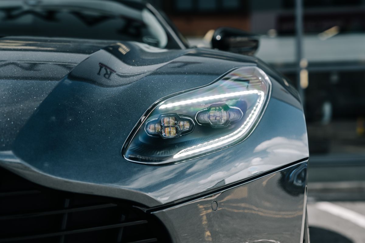 ASTON MARTIN DB11 V12