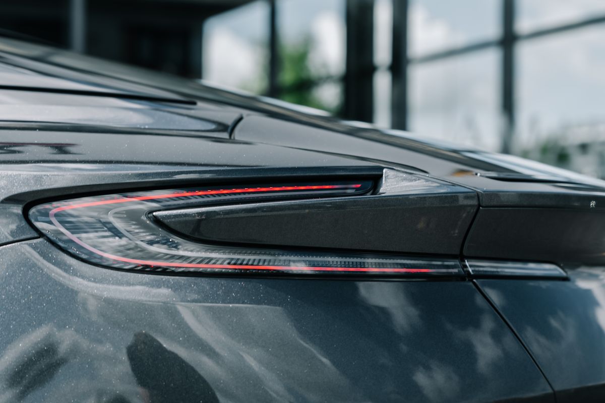 ASTON MARTIN DB11 V12