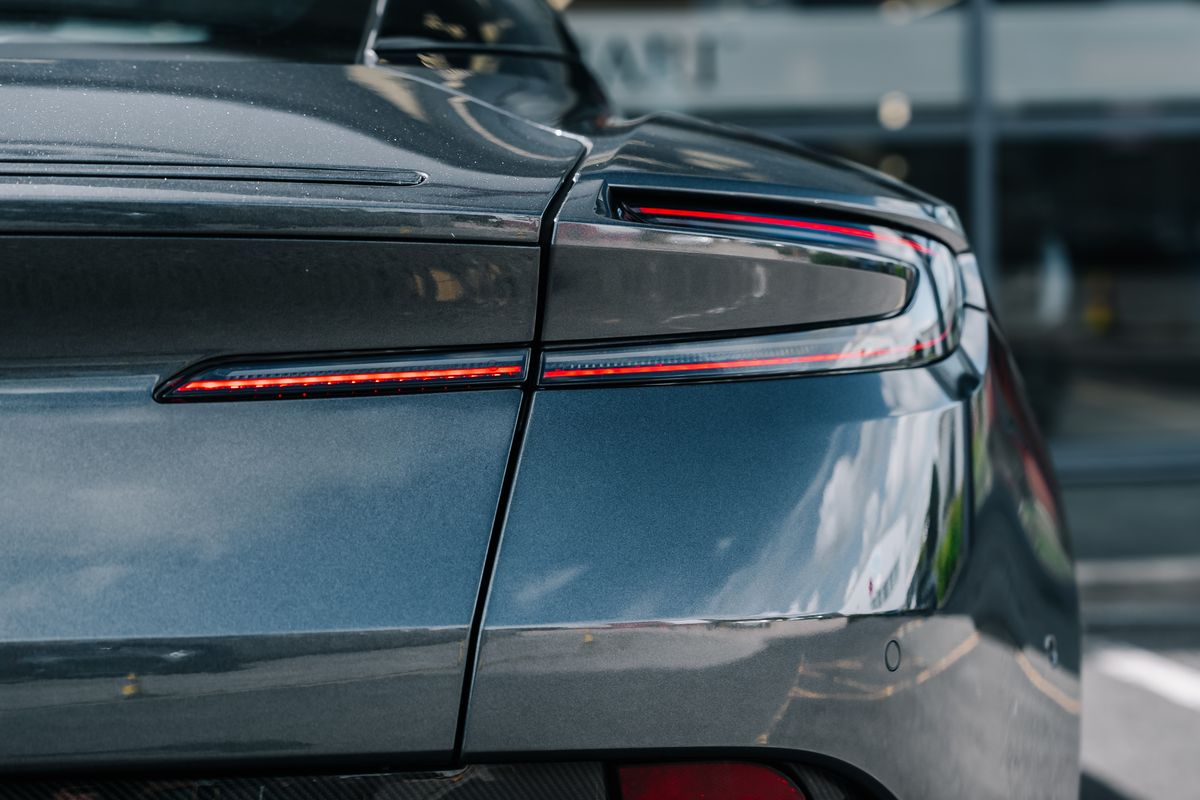 ASTON MARTIN DB11 V12