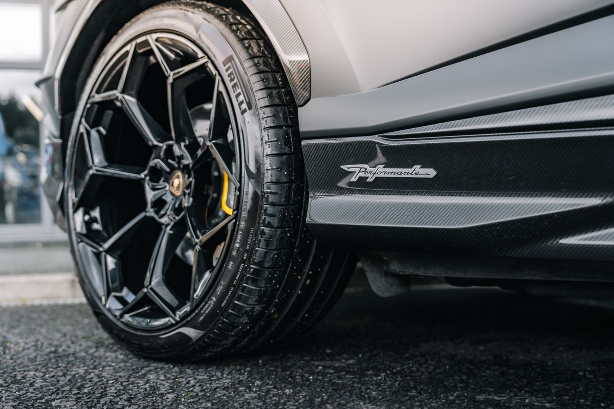 LAMBORGHINI URUS PERFORMANTE