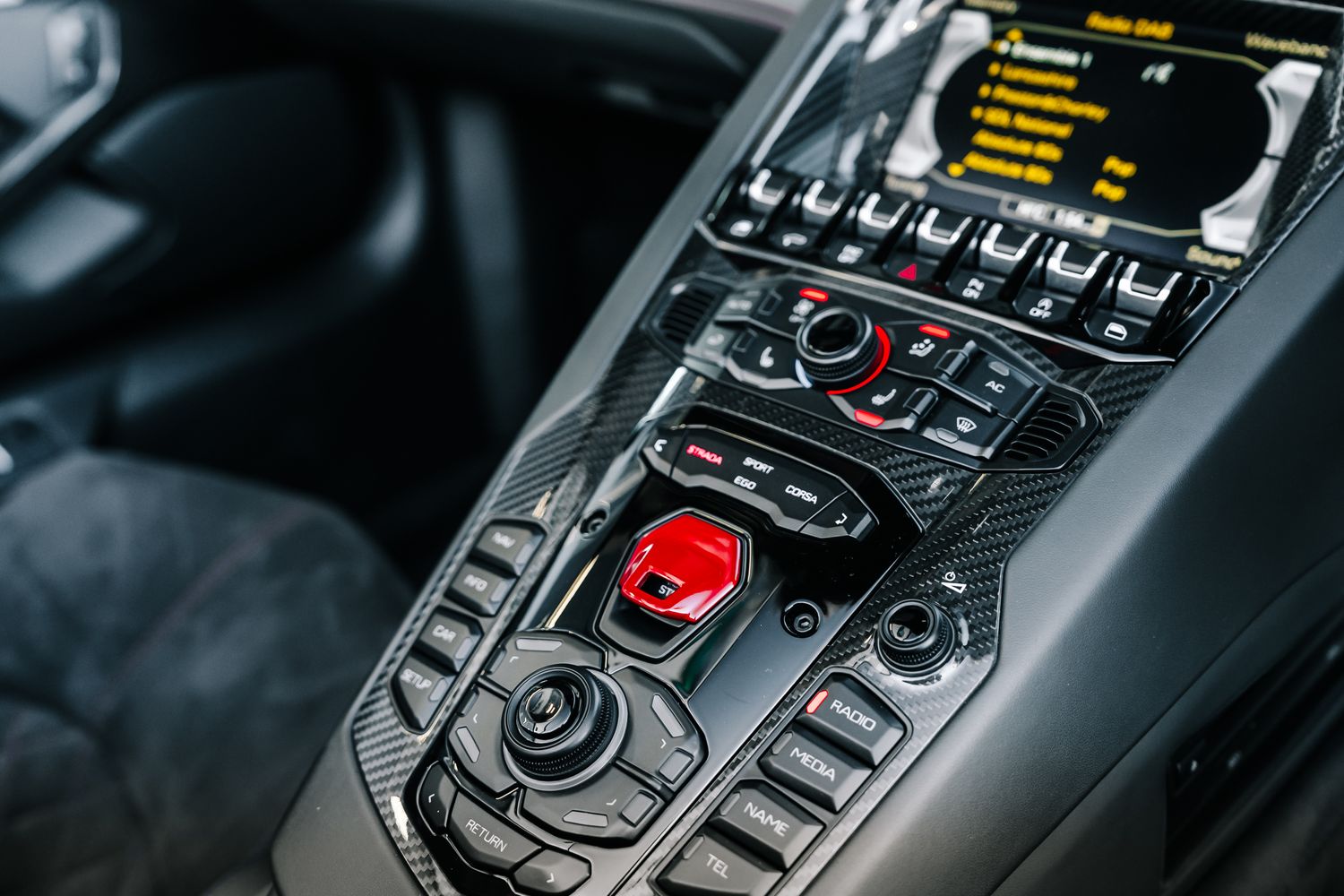 Lamborghini Aventador S Roadster LP 740-4