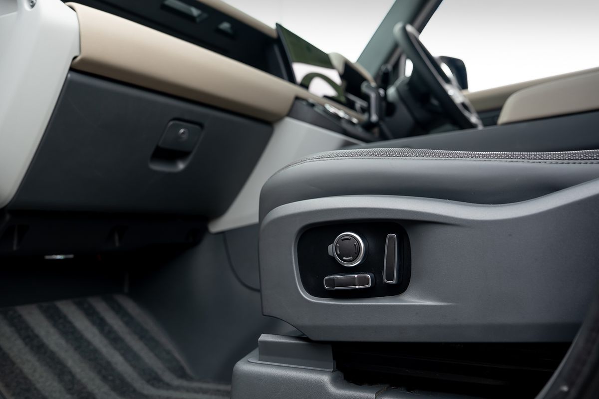 LAND ROVER DEFENDER X-DYNAMIC HSE D MHEV Auto
