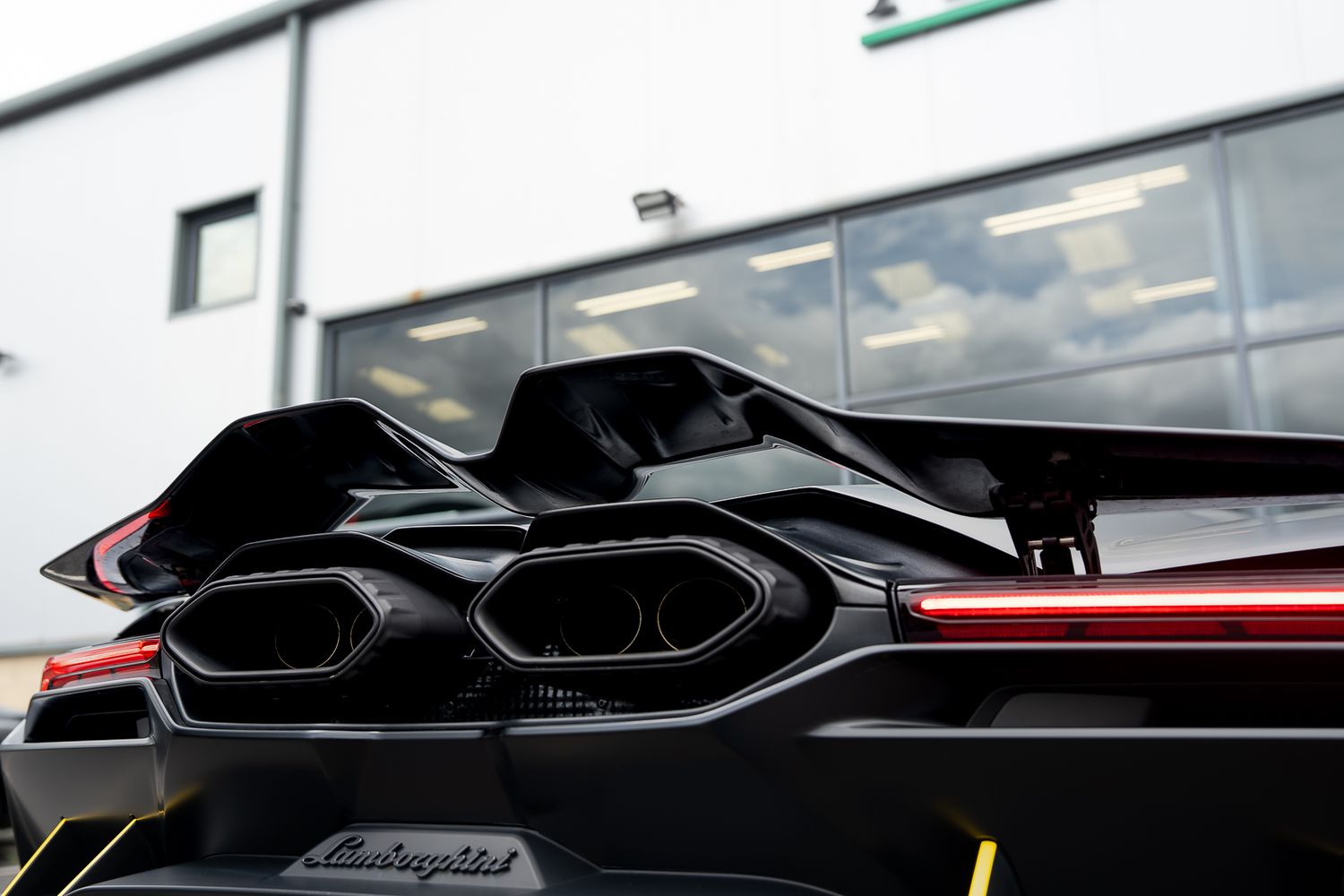 LAMBORGHINI REVUELTO PHEV S-A V12