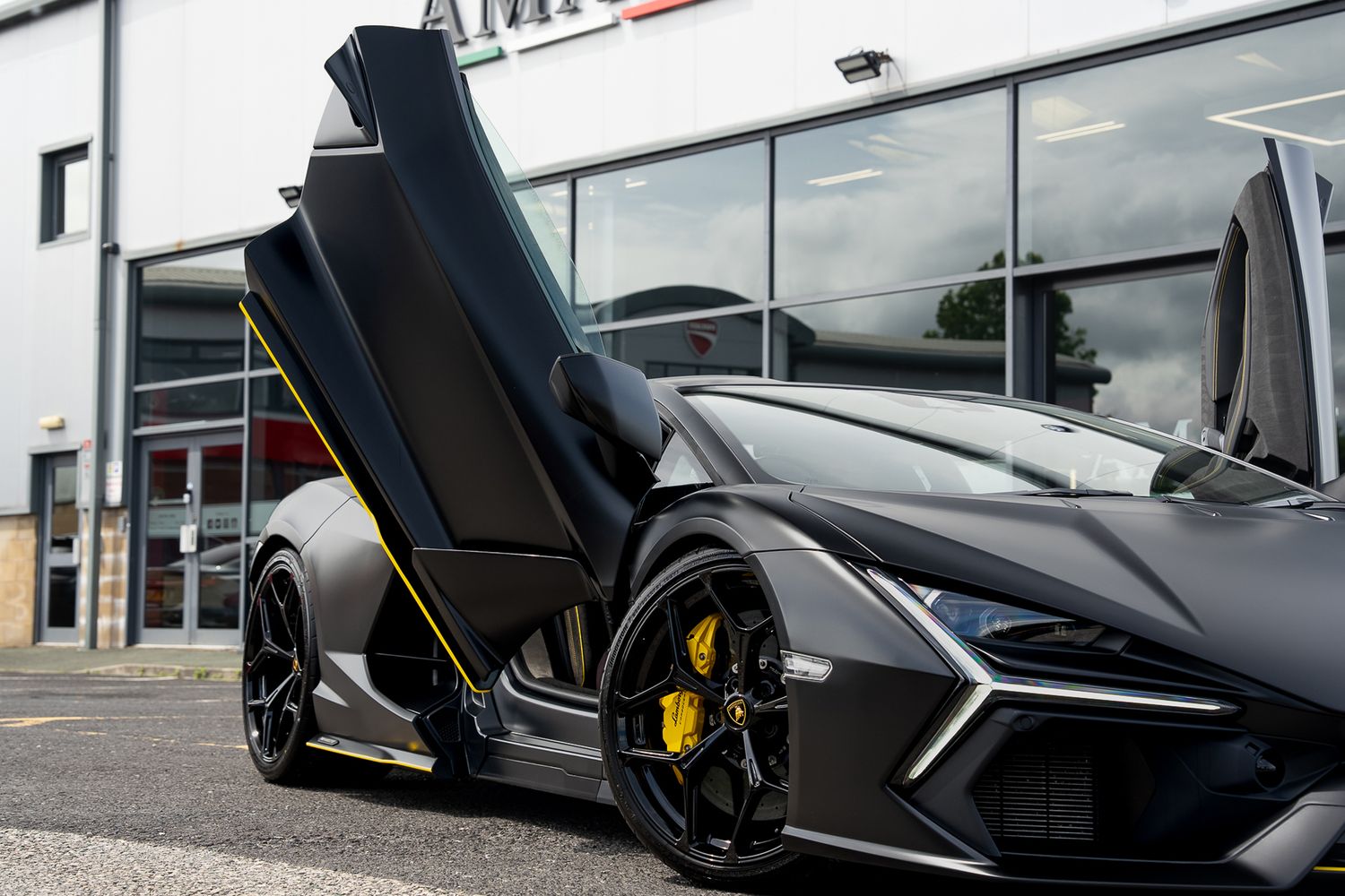 LAMBORGHINI REVUELTO PHEV S-A V12