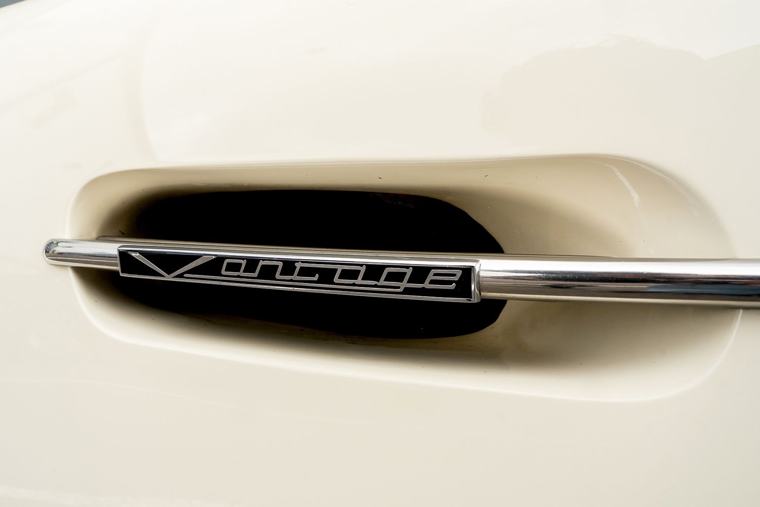 ASTON MARTIN DB6 Mk II Volante
