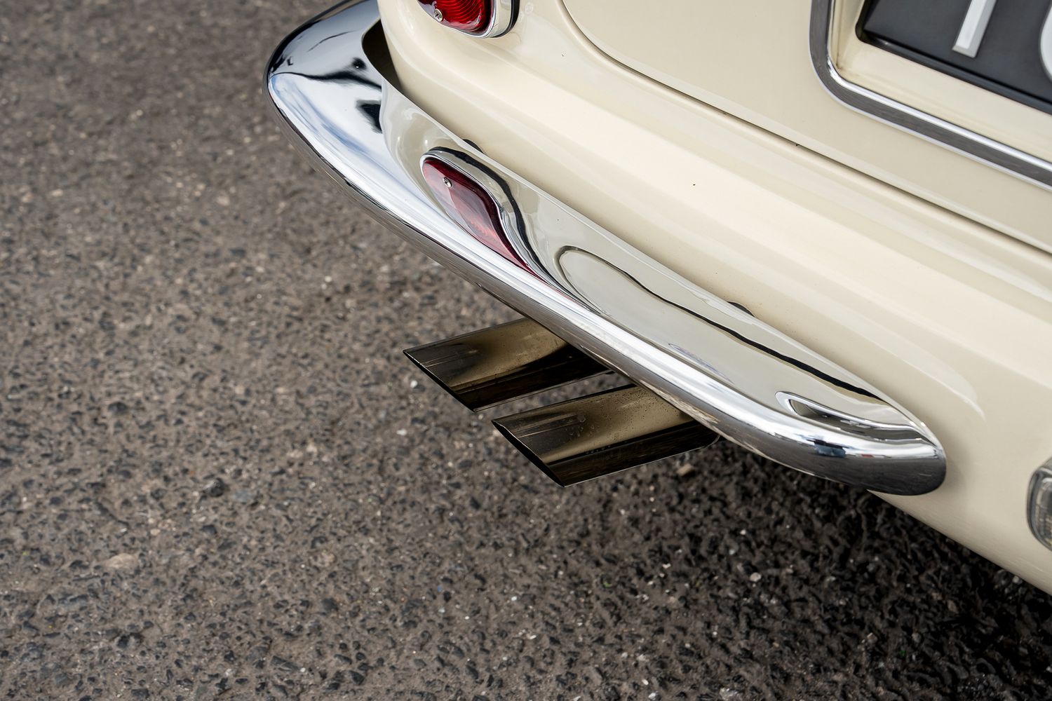 ASTON MARTIN DB6 Mk II Volante