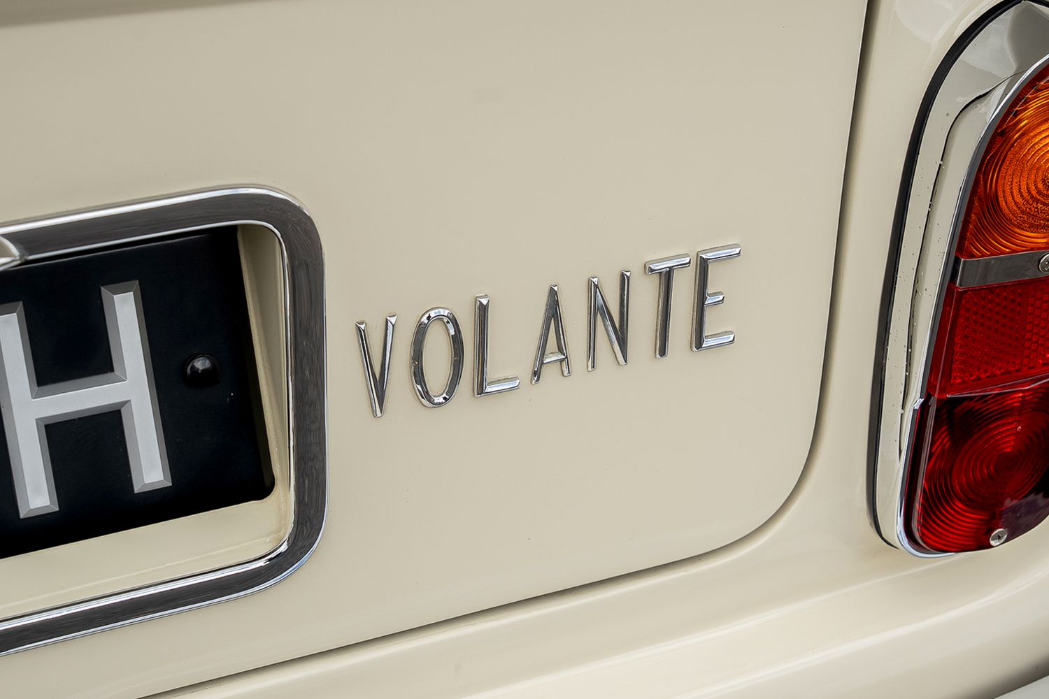 ASTON MARTIN DB6 Mk II Volante