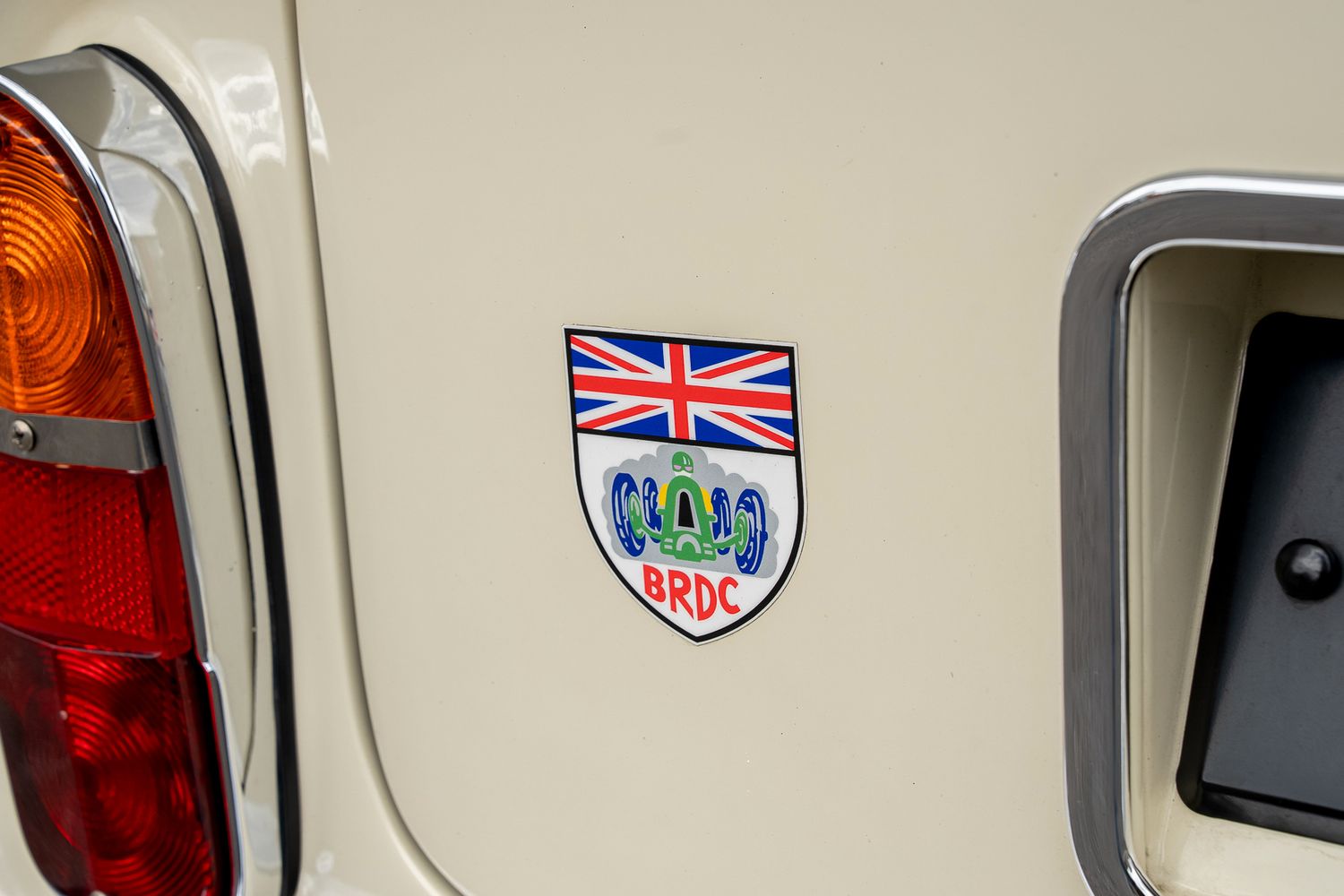 ASTON MARTIN DB6 Mk II Volante