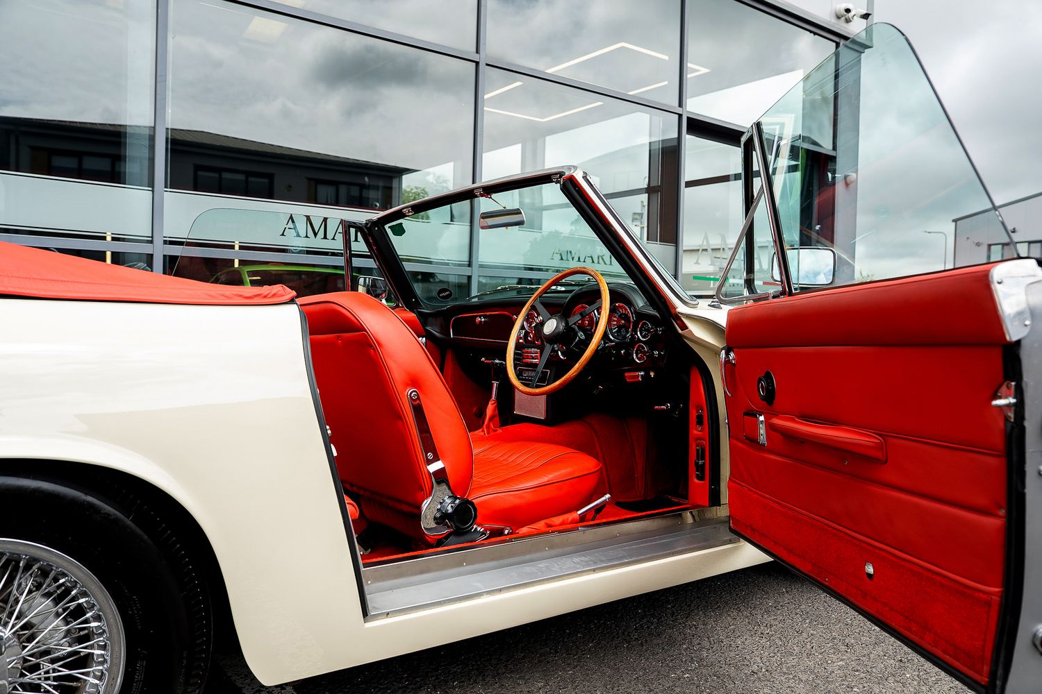 ASTON MARTIN DB6 Mk II Volante