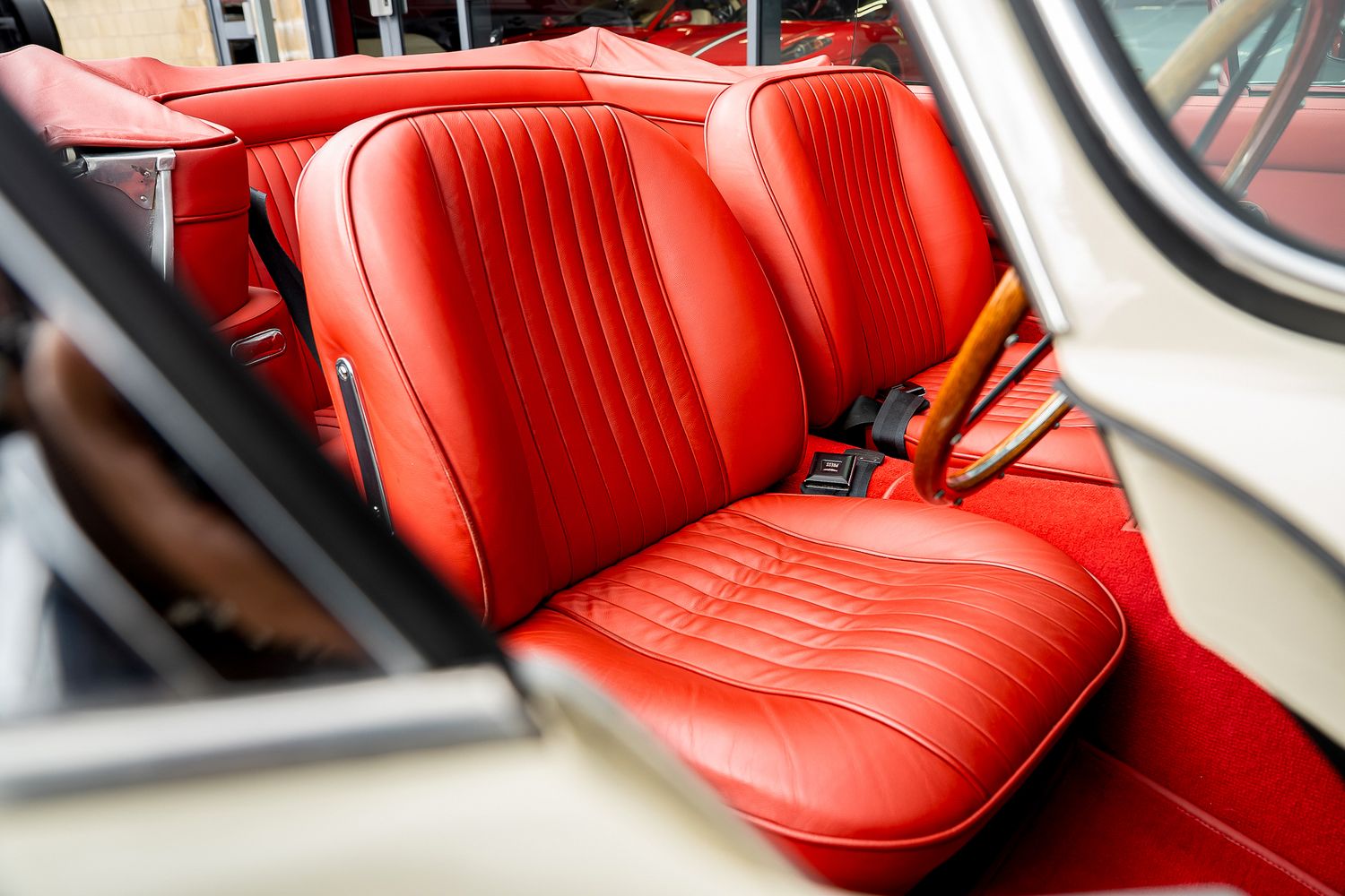 ASTON MARTIN DB6 Mk II Volante