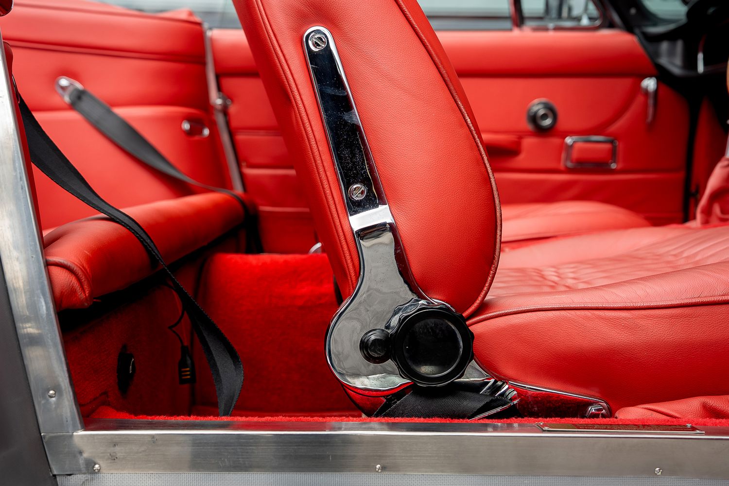 ASTON MARTIN DB6 Mk II Volante