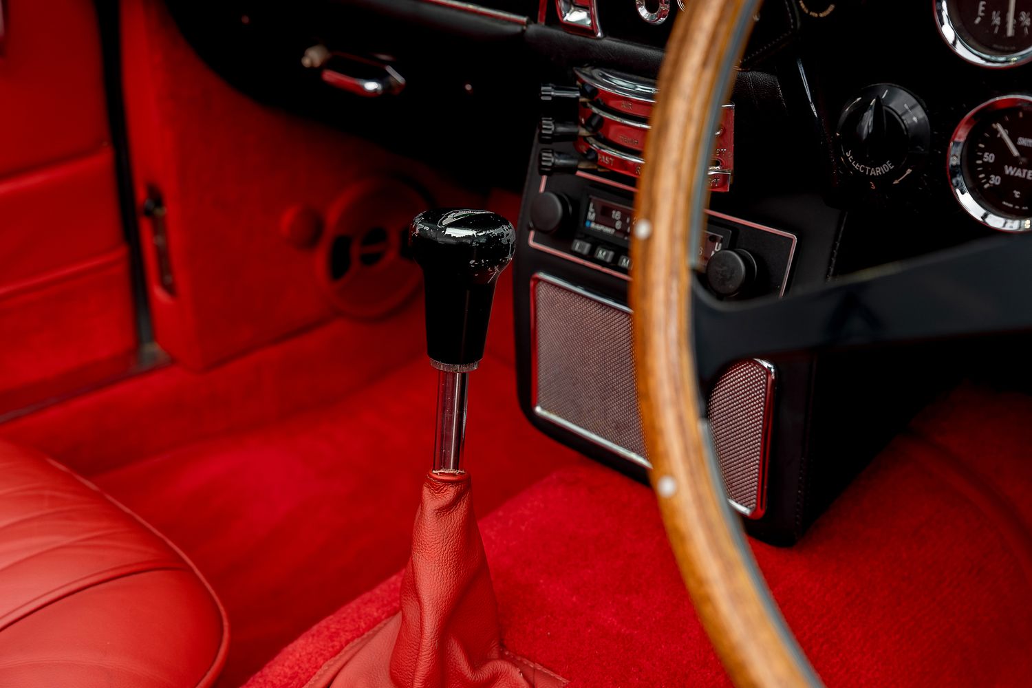 ASTON MARTIN DB6 Mk II Volante