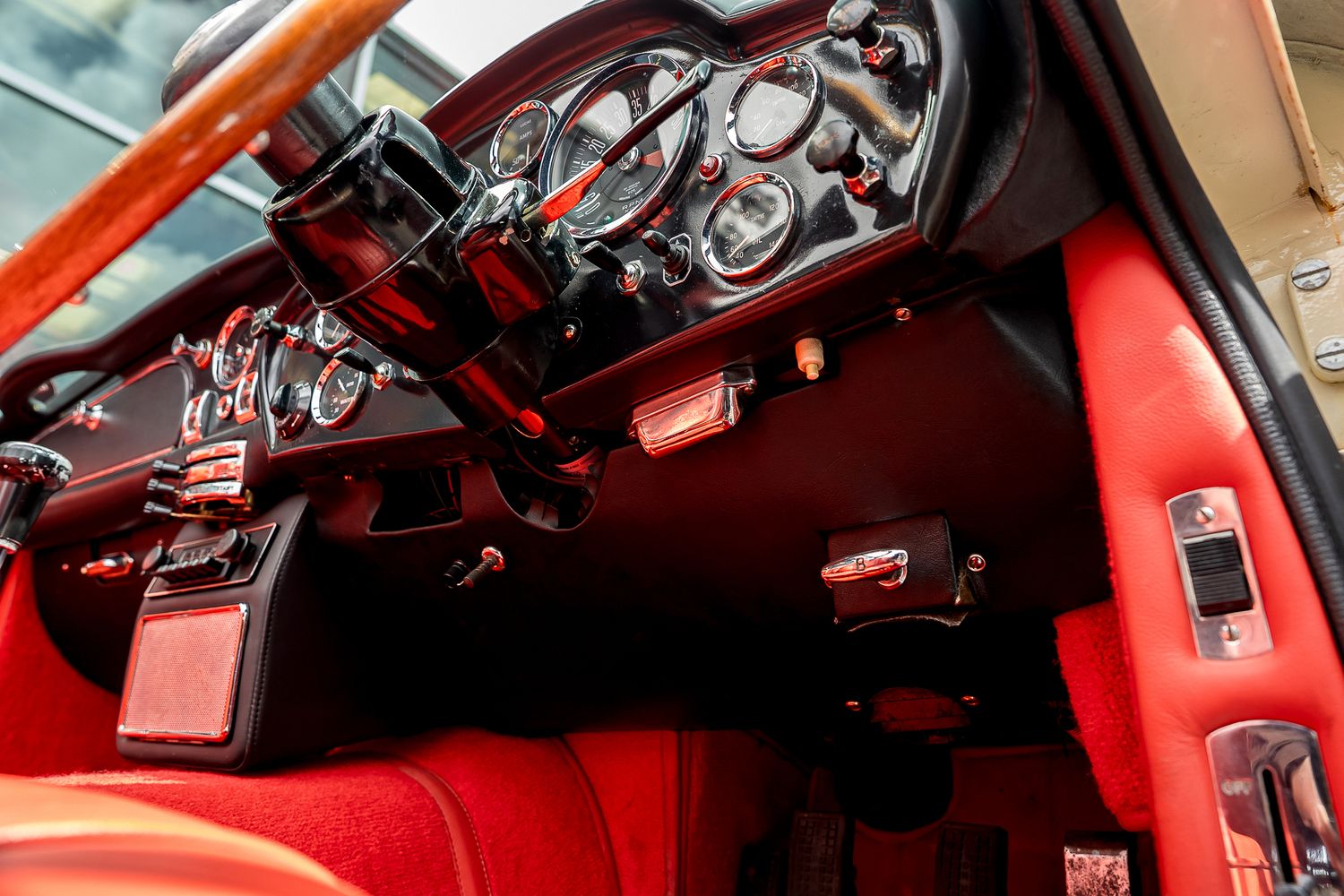 ASTON MARTIN DB6 Mk II Volante
