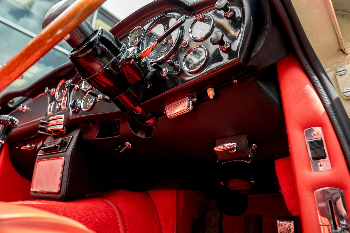 ASTON MARTIN DB6 Mk II Volante