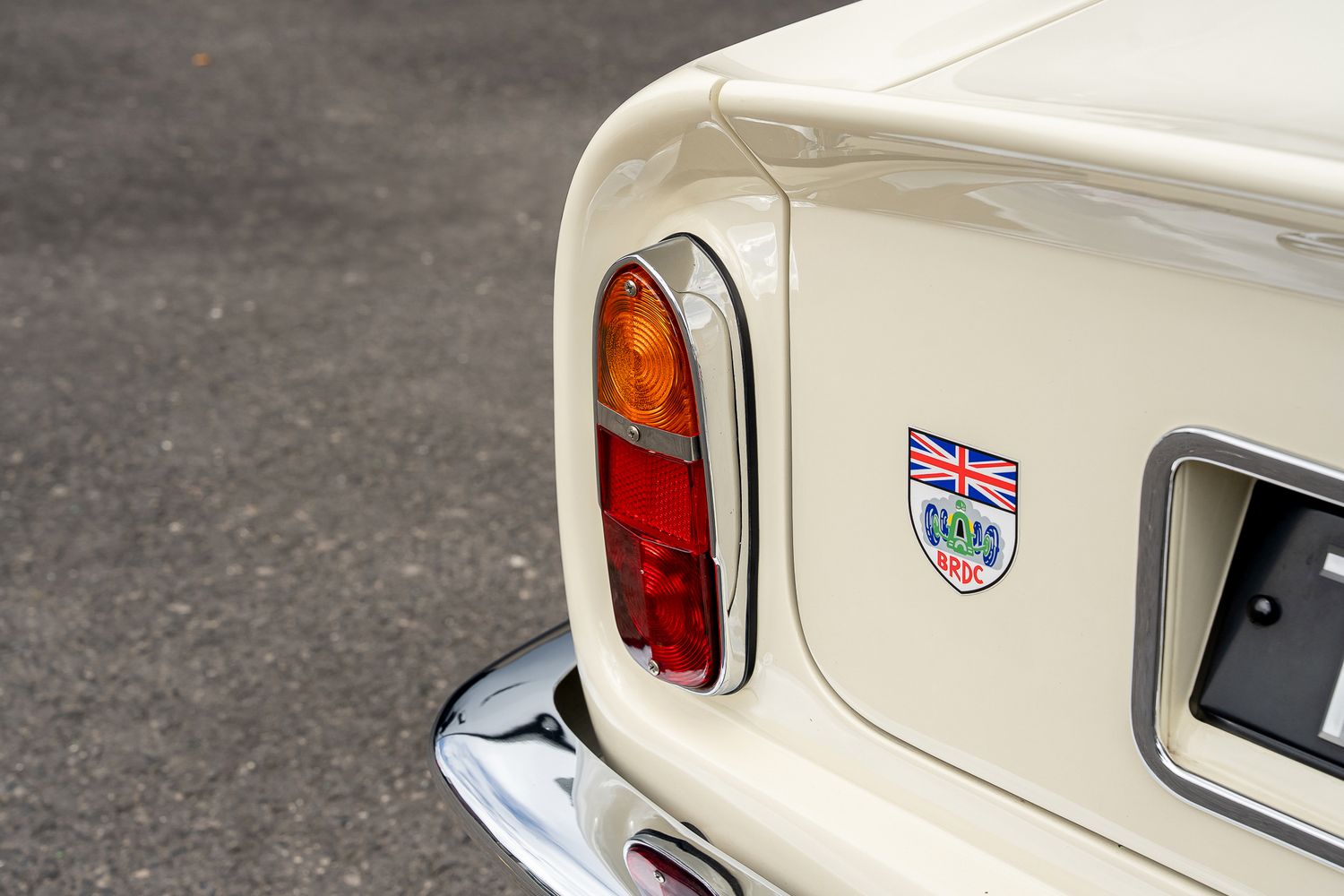 ASTON MARTIN DB6 Mk II Volante