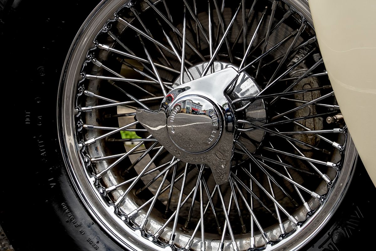 ASTON MARTIN DB6 Mk II Volante
