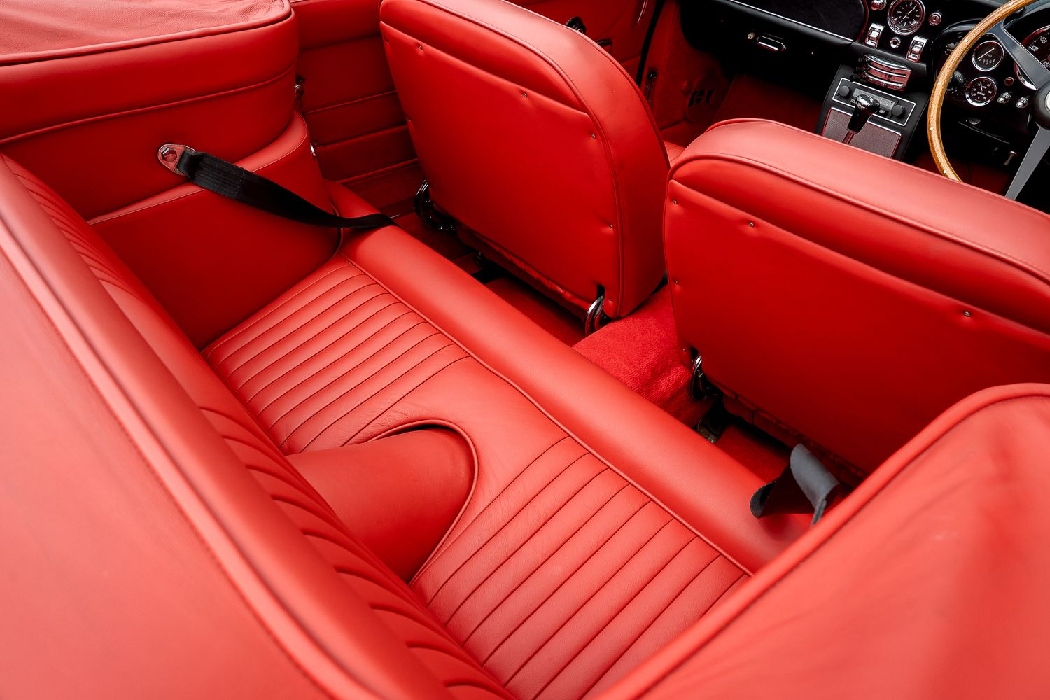 ASTON MARTIN DB6 Mk II Volante
