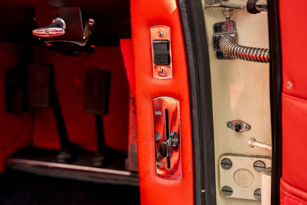 ASTON MARTIN DB6 Mk II Volante