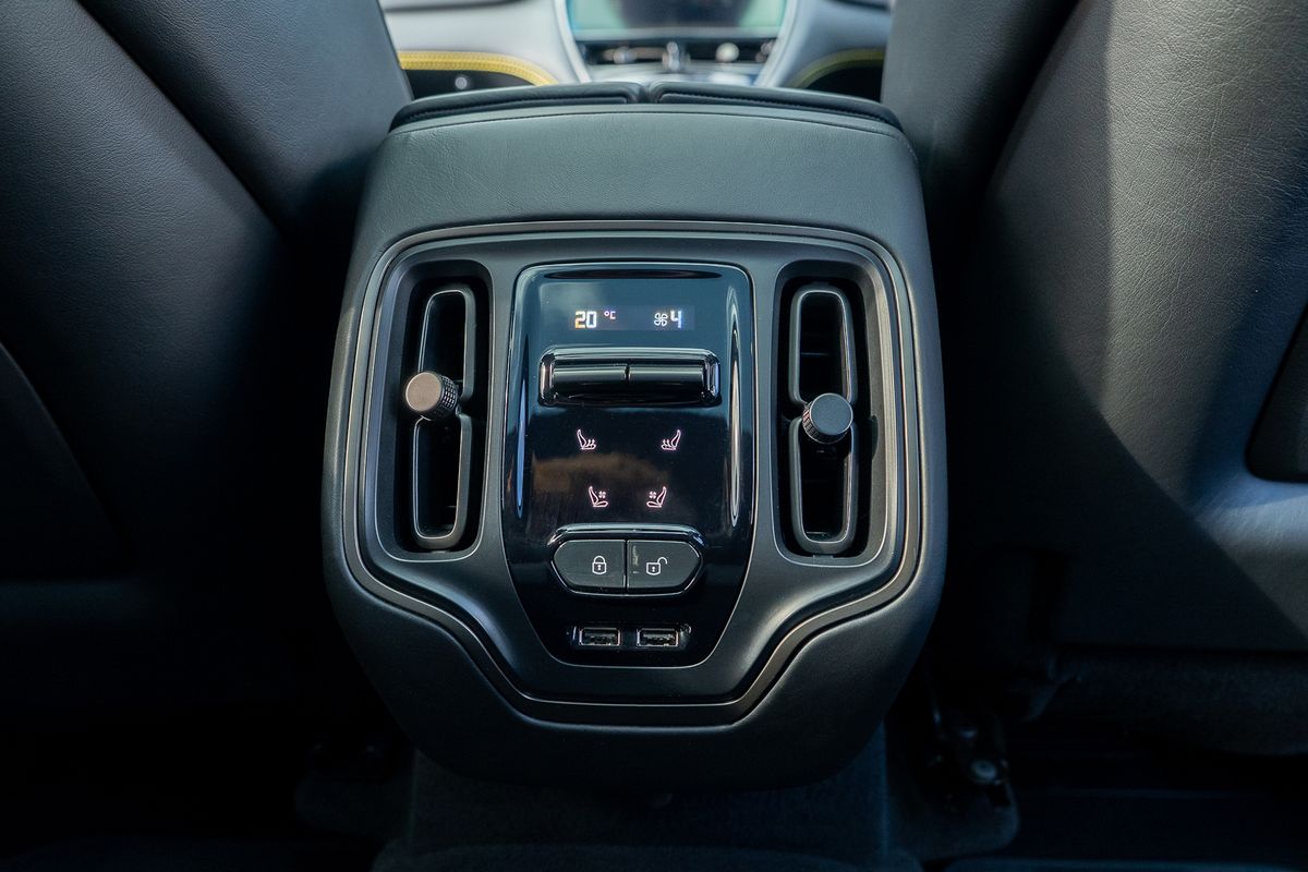 ASTON MARTIN DBX V8 AUTO