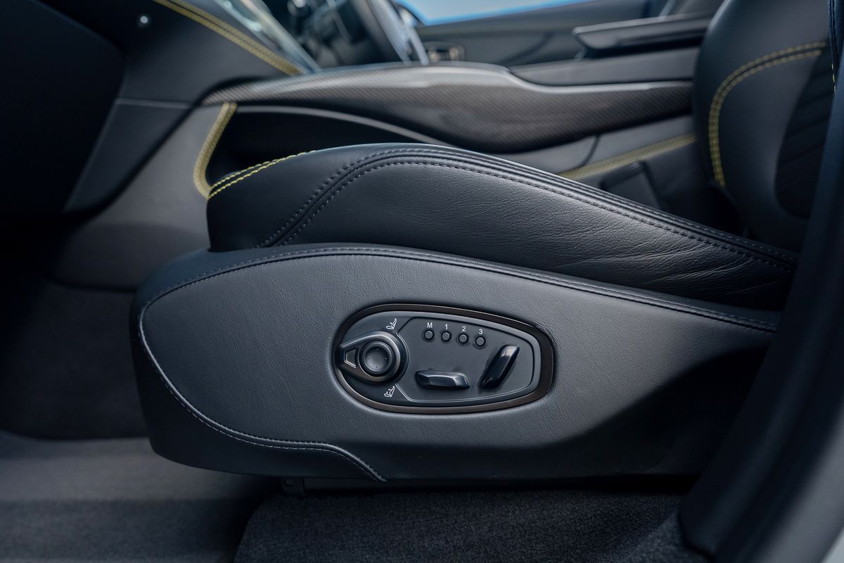 ASTON MARTIN DBX V8 AUTO