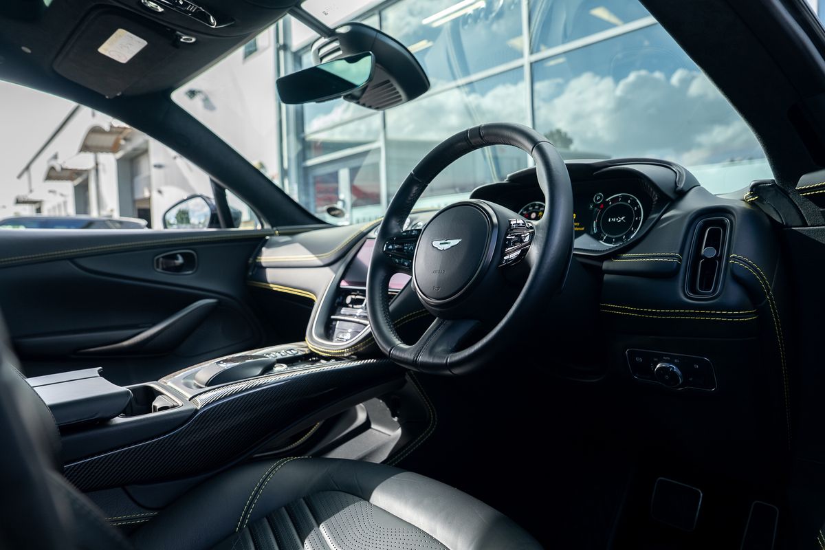 ASTON MARTIN DBX V8 AUTO