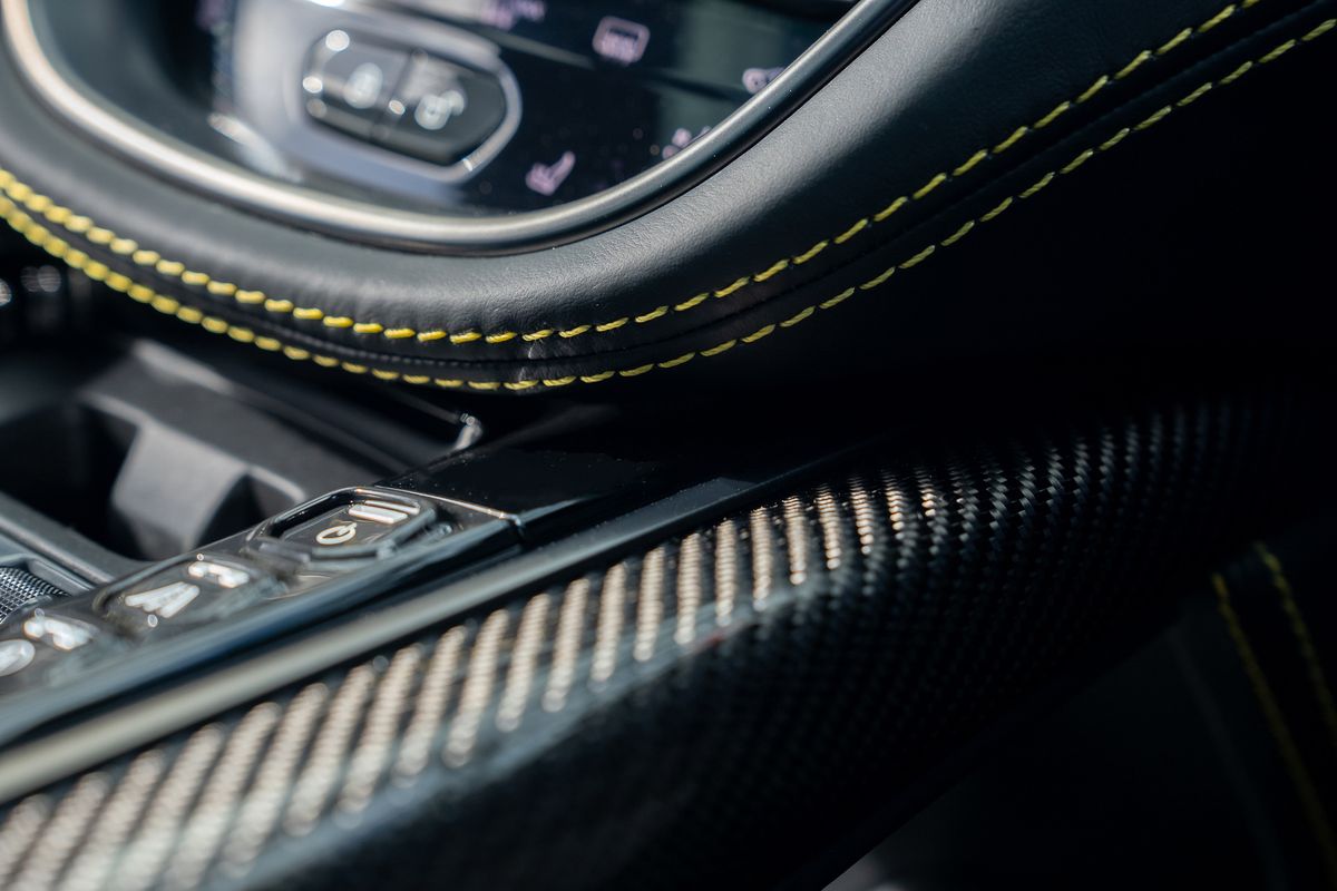 ASTON MARTIN DBX V8 AUTO