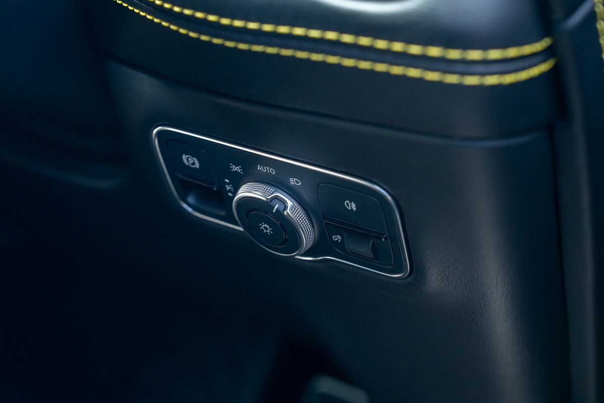 ASTON MARTIN DBX V8 AUTO
