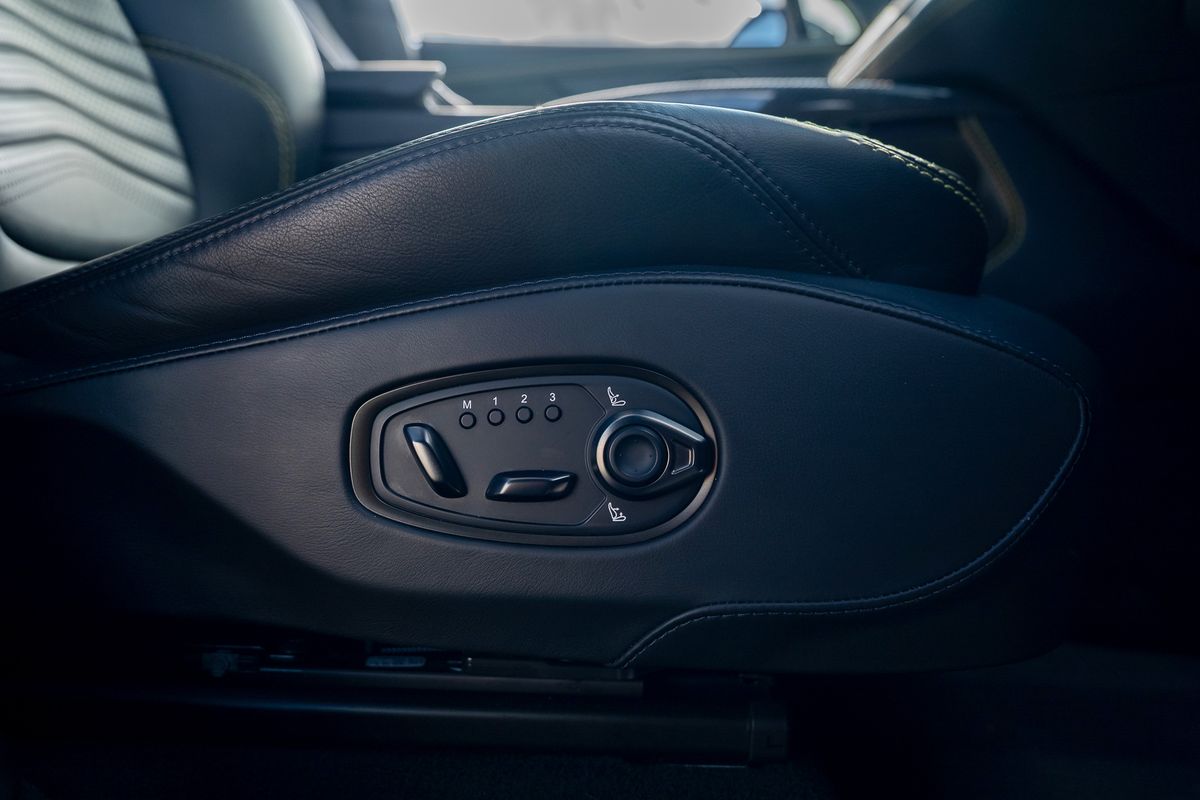 ASTON MARTIN DBX V8 AUTO