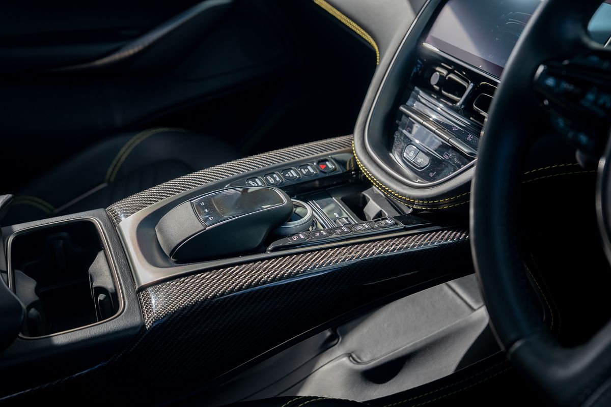 ASTON MARTIN DBX V8 AUTO