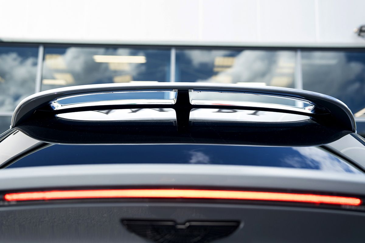 ASTON MARTIN DBX V8 AUTO