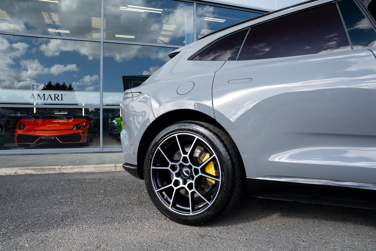ASTON MARTIN DBX V8 AUTO