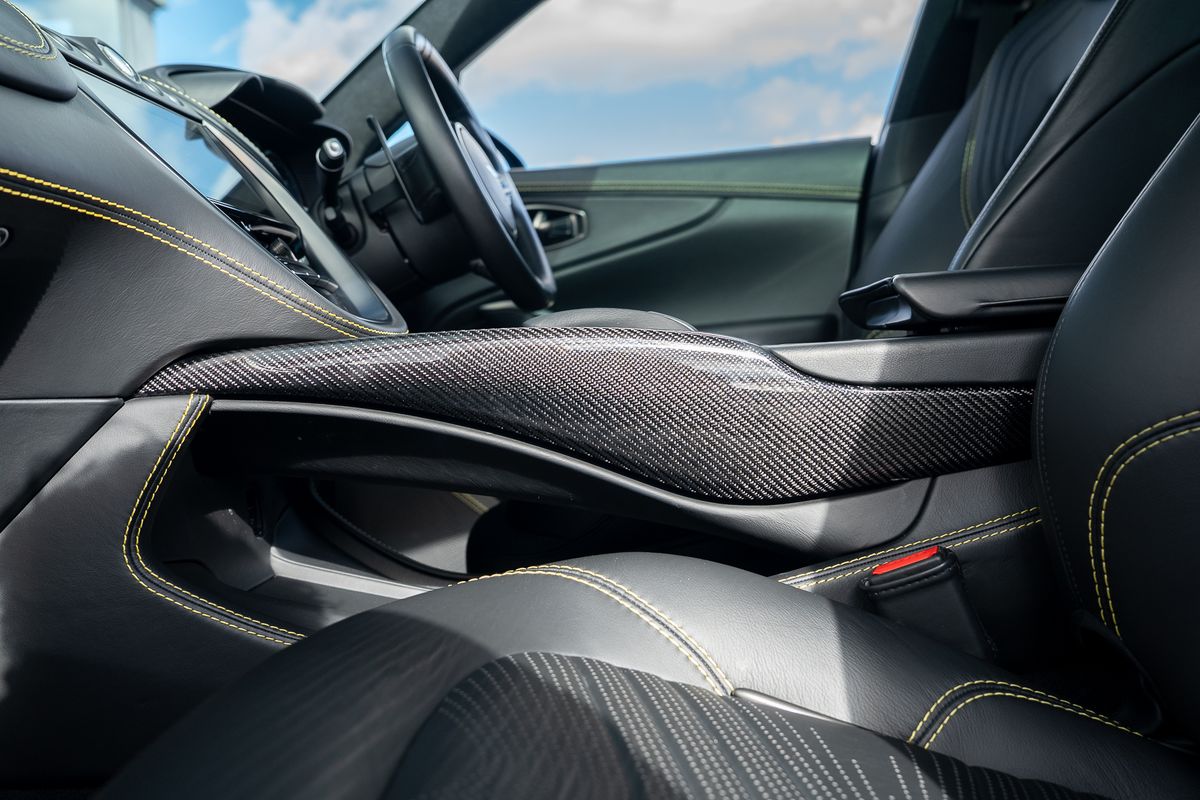 ASTON MARTIN DBX V8 AUTO