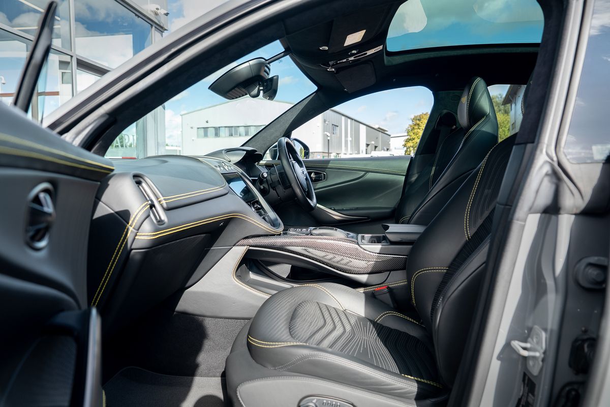 ASTON MARTIN DBX V8 AUTO