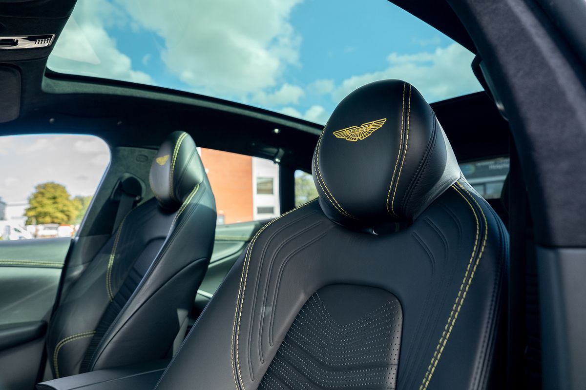 ASTON MARTIN DBX V8 AUTO