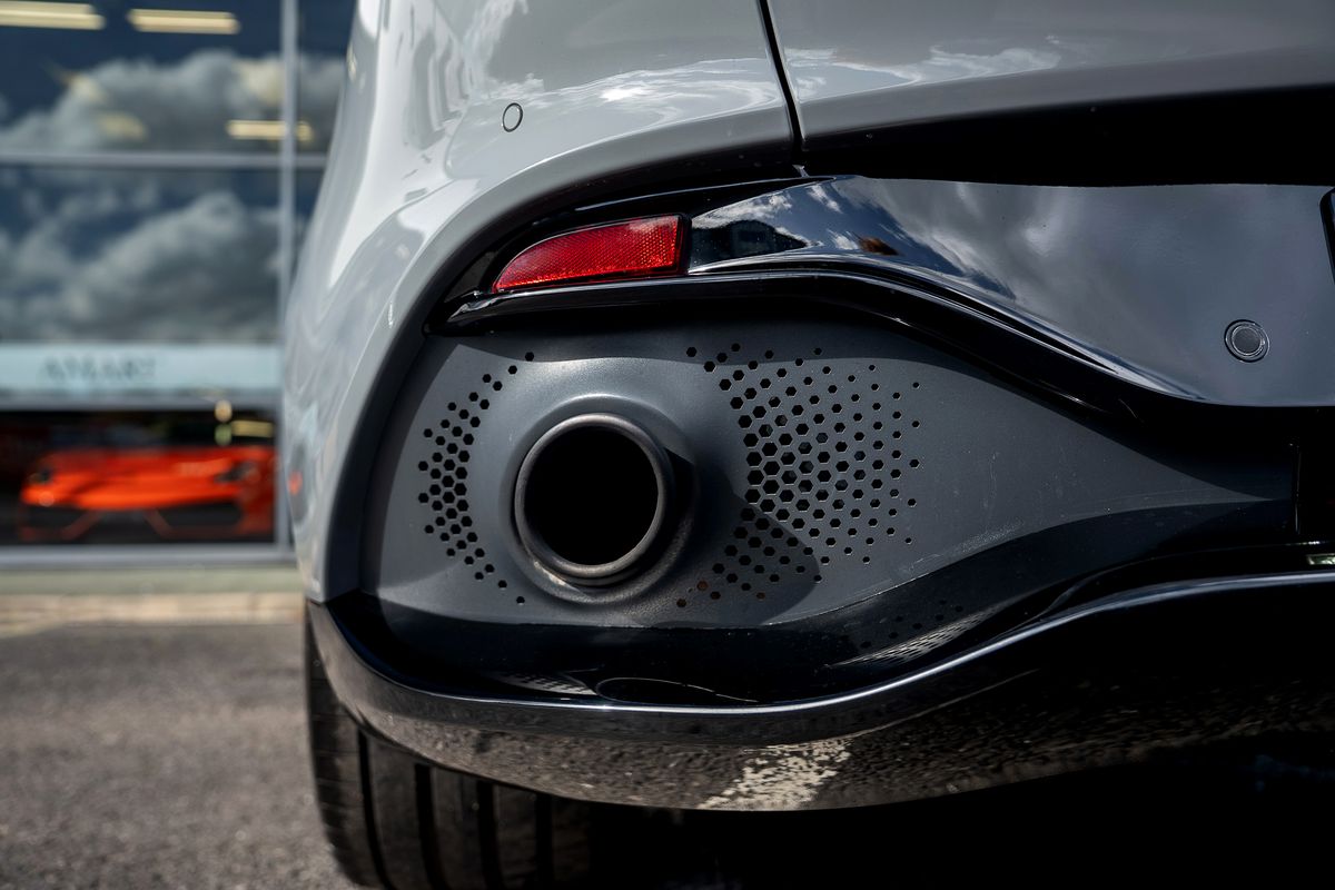 ASTON MARTIN DBX V8 AUTO