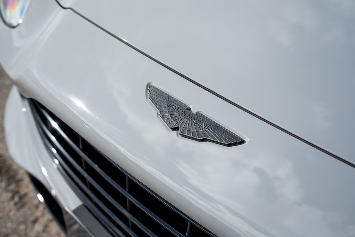 ASTON MARTIN DBX V8 AUTO