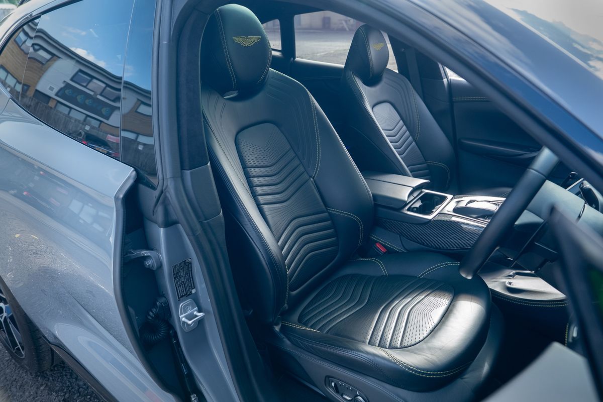 ASTON MARTIN DBX V8 AUTO