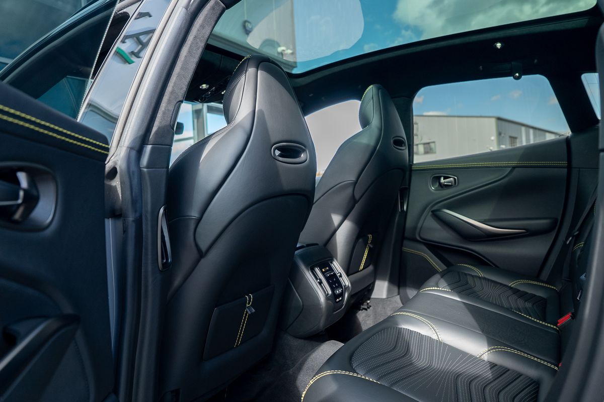 ASTON MARTIN DBX V8 AUTO