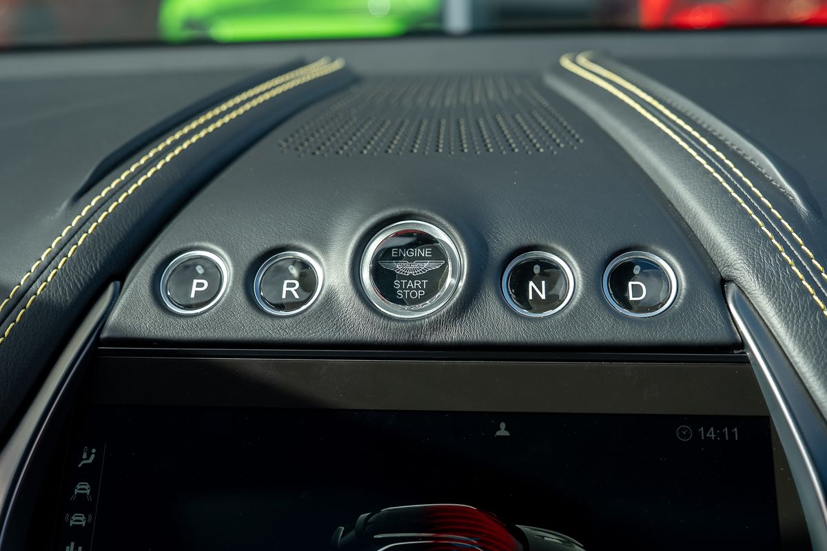 ASTON MARTIN DBX V8 AUTO