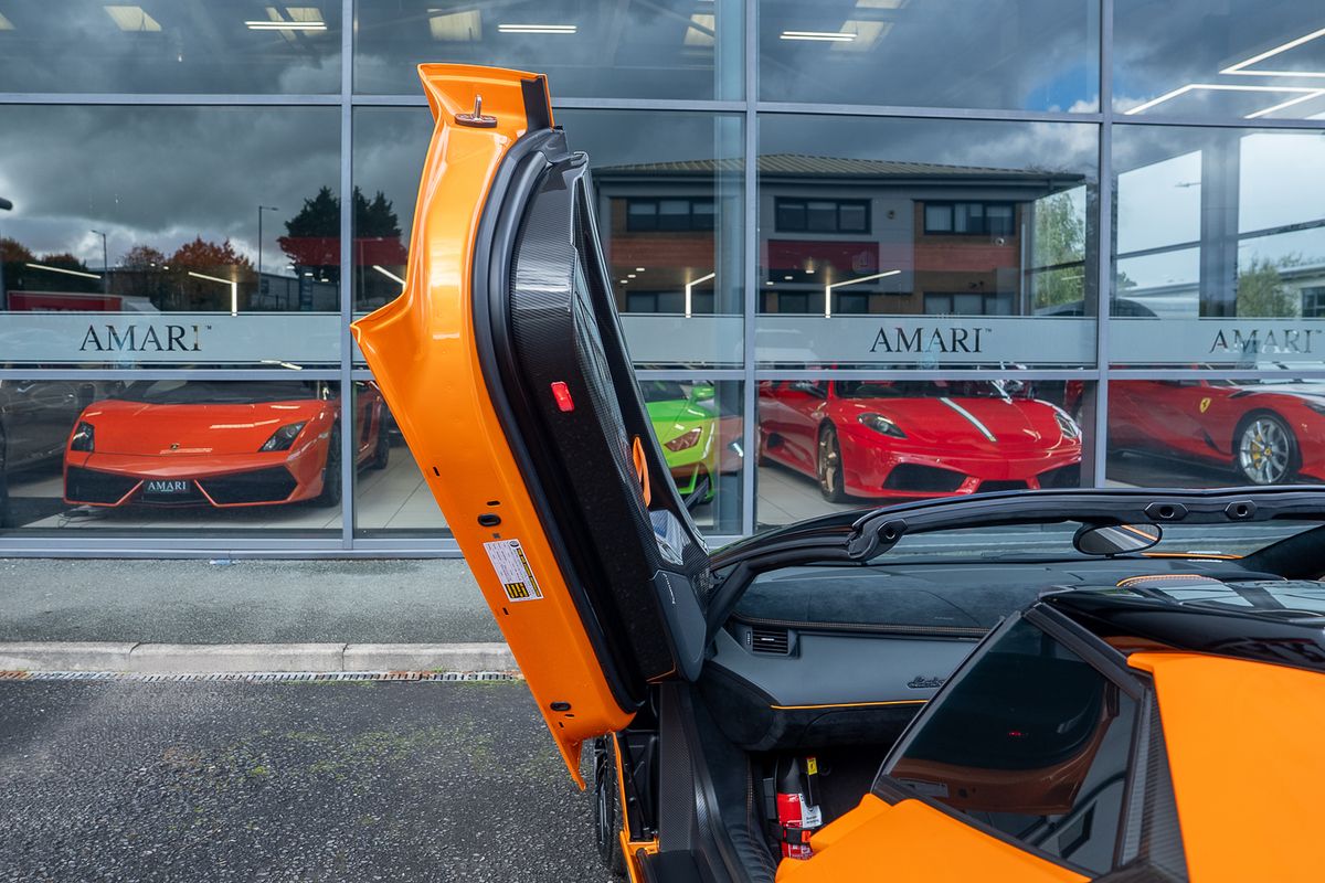 LAMBORGHINI AVENTADOR LP 750-4 SV ROADSTER
