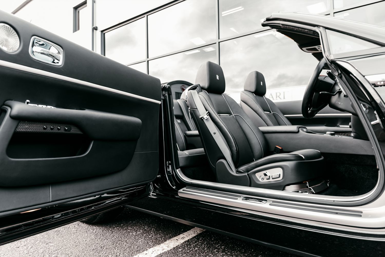 Rolls-Royce Dawn Convertible 6.6 V12 Black Badge